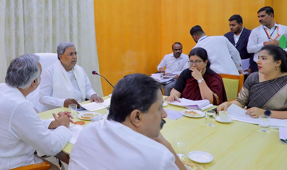 मुख्यमंत्री सिद्धारमैया ने प्रभावित स्नेह का दौरा करने से पहले बीदर, कलाबुरागी, कोपल और यादि जिलों में लगातार भारी बारिश के कारण फसलों को नुकसान पहुंचाने के बारे में अधिकारियों से मुलाकात की।